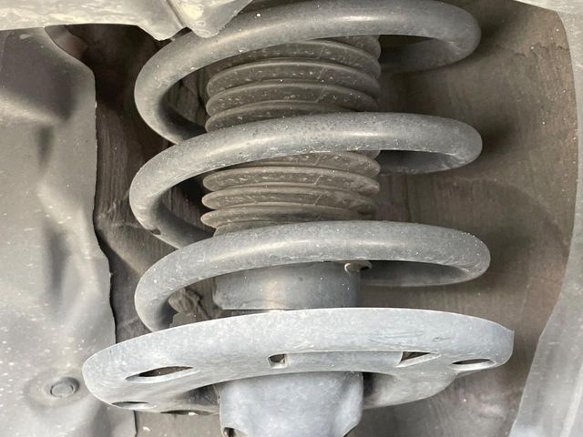 お車を安心してお乗りいただく為には、足回りの定期点検が欠かせません。サービスサポート（有償保証）では無料点検もご提供しており、安心のカーライフをお過ごしいただけるサポート体制が整っています。