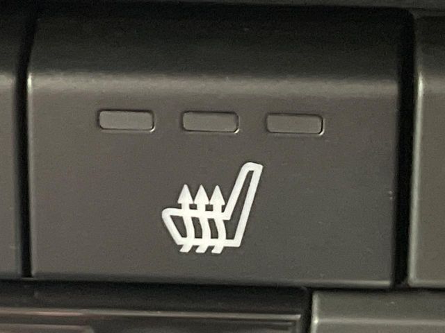 【シートヒーター】寒い日に重宝するシートヒーター！エアコンより早く温まってくれるので寒がりの人も安心ですね♪エアコンの温風は乾燥するから苦手、という方にもをおすすめです。