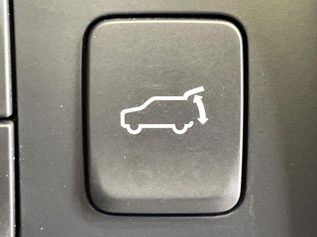 【ハンズフリーパワーバックドア】リアバンパー下部に足先を出し入れするだけでバックドアが自動で開閉♪両手が荷物でふさがっている時でもラクラク開閉操作が行えます！