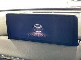 【マツダコネクトナビ】車内の雰囲気にマッチした一体型タイプのナビ。各種車輌設定やBluetooth再生等、様々な機能が楽しめます。直感的なダイヤル操作が可能で、使い勝手も良好です。