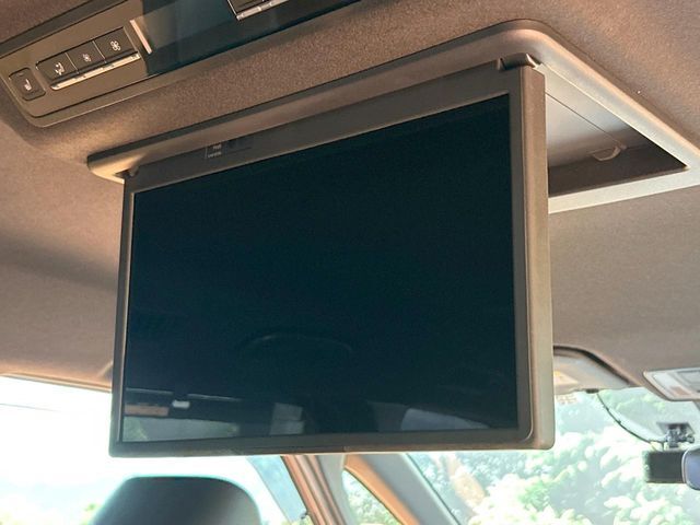 【14型有機ELフリップダウン】三列目からでも迫力のエンタメが観れる大画面フリップダウン。有機ELのモニターでは、一般的なフリップダウンよりも高コントラストでキレイな映像を楽しめます。