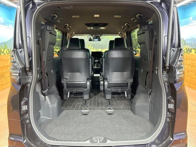 後席を格納すると、これだけの広さが！シーンに合わせたシートアレンジで、大きな荷物も積むことが出来ます♪