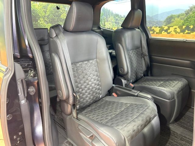 二列目中央はウォークスルーとなっております。二列目と三列目の移動や乗り降りがとっても楽になるので、乗り降りの際もストレスを感じることはありません♪