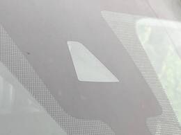 【エマージェンシーブレーキ】走行中に前方の車両等を認識し、衝突しそうな時は警報とブレーキで衝突回避と被害軽減をアシスト。より安全にドライブをお楽しみいただけます。