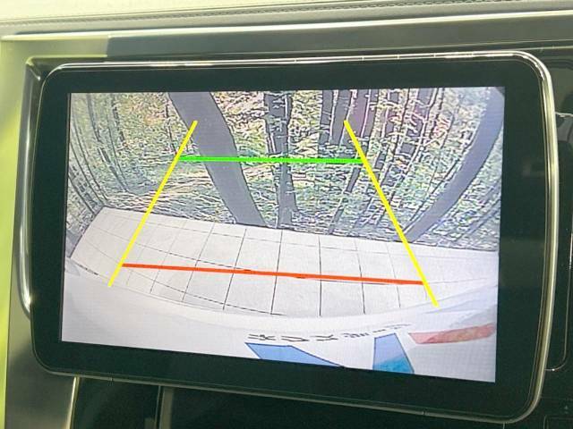 【バックカメラ】駐車時に後方がリアルタイム映像で確認できます。大型商業施設や立体駐車場での駐車時や、夜間のバック時に大活躍！運転スキルに関わらず、今や必須となった装備のひとつです！