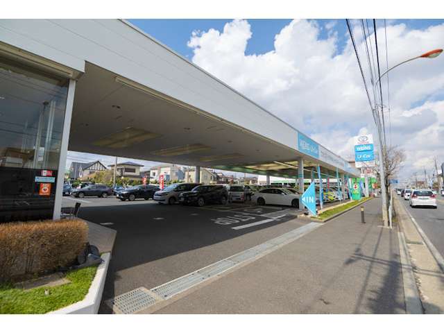 屋根付きスペースで天候を気にせず商談可能です。安心・快適にお車選びをしていただけます。
