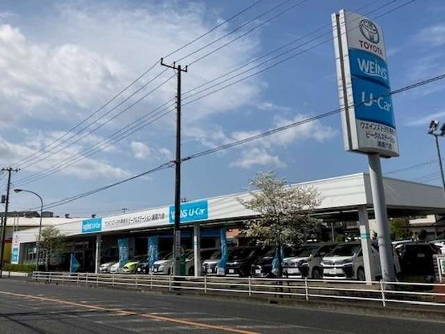 当店は明るく開放的なショールームが特徴です。お客様が安心してお車選びができるよう、清潔で快適な空間づくりを心がけています。