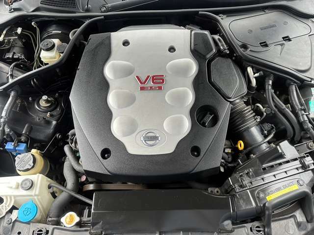 VQ35エンジン！タイミグチェーン！エンジンルームになります。