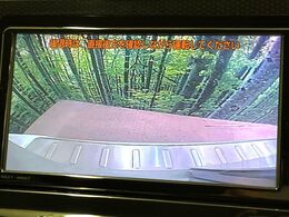 【バックカメラ】駐車時に後方がリアルタイム映像で確認できます。大型商業施設や立体駐車場での駐車時や、夜間のバック時に大活躍！運転スキルに関わらず、今や必須となった装備のひとつです！
