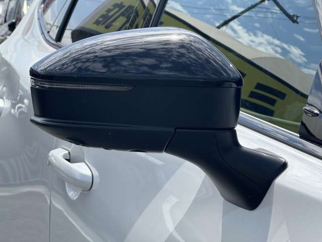 【電動格納式ミラー】ボタンでドアミラーの開閉が可能！