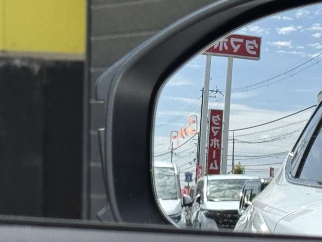 ブラインドスポットモニター！走行中、ドアミラーでは確認しにくい後側方エリアに存在する車両に加えて、隣接する車線の約60m後方までモニターし、急接近してくる車両も検知します。