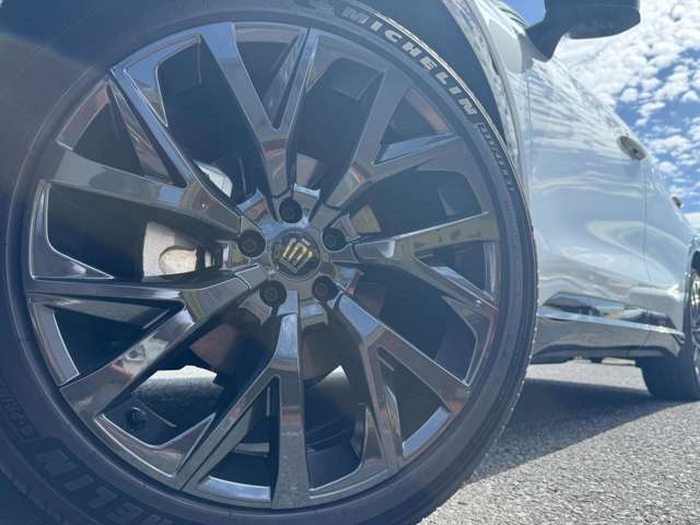 235/45R21タイヤ＆21×8.5Jアルミホイール（ダークグレーメタリック塗装）＆センターオーナメント