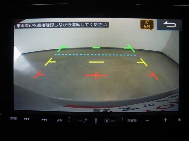 バックモニター付き。車両後方の映像がナビ画面に表示されるので、車庫入れが苦手な人も安心です。ただし、目視確認もお忘れなくお願いいたします。