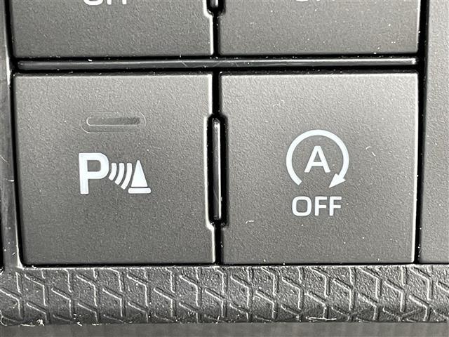 【コーナーセンサー】センサーをクルマの前方に装備しています。障害物までの距離に応じて警告音を変えてお知らせするので、縦列駐車時や駐車場・車庫などでの取り回しをサポートします。