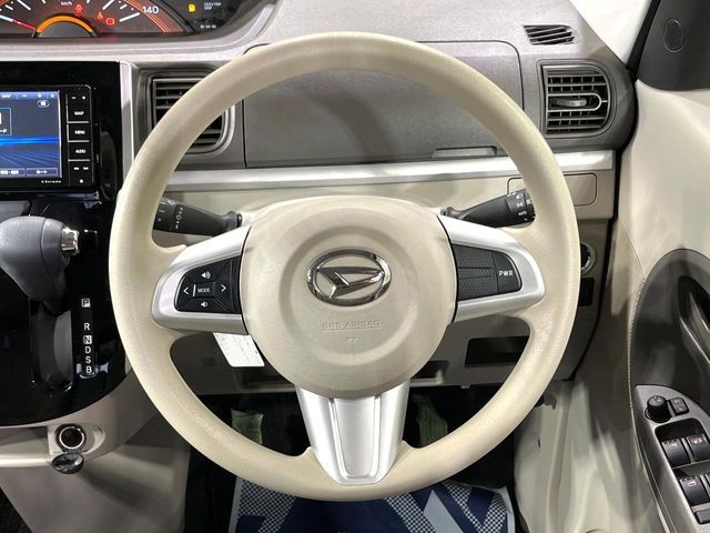 インテリアに合わせたデザインのステアリングは、運転される方のことも考え、運転しやすい形状、大きさです。是非一度、実際に触ってお確かめください。
