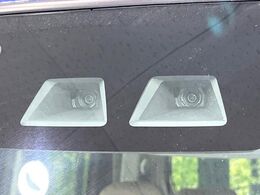 【スマートアシスト】走行中に前方の車両等を認識し、衝突しそうな時は警報とブレーキで衝突回避と被害軽減をアシスト。より安全にドライブをお楽しみいただけます。