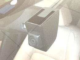 【ドライブレコーダー】安心・安全なカーライフに必須のドライブレコーダーを装備！走行中はもちろん、あおり運転や事故に遭遇した際の状況も映像で記録し、万一のリスクに備えます。