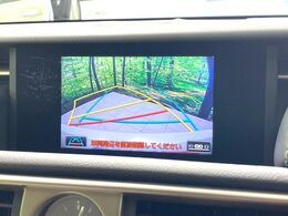 【バックカメラ】駐車時に後方がリアルタイム映像で確認できます。大型商業施設や立体駐車場での駐車時や、夜間のバック時に大活躍！運転スキルに関わらず、今や必須となった装備のひとつです！
