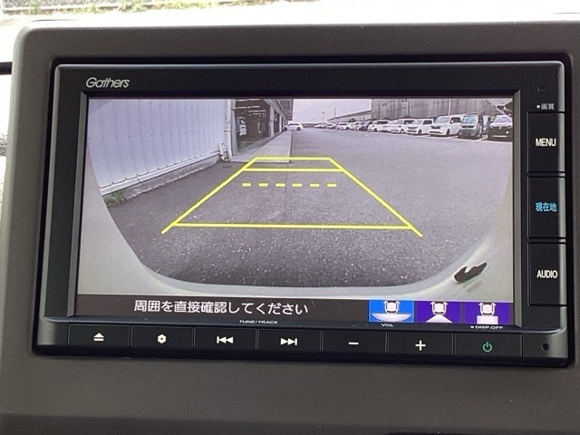3ビュー切り替えやガイド線表示のバックカメラで、バックでの車庫入れも安心です。