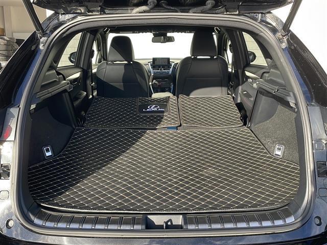 【トランク】積み込みやすくて、たっぷり積める荷室です。シートアレンジできるものは、乗車人数と荷物の量や大きさによってシートを動かすことができるので、より快適なドライブが可能です！