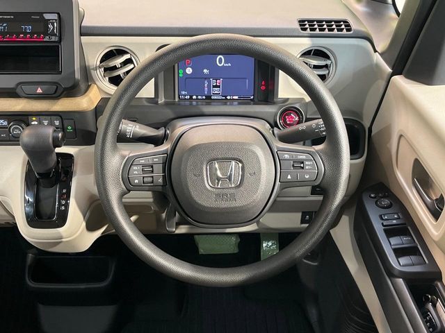 インテリアに合わせたデザインのステアリングは、運転される方のことも考え、運転しやすい形状、大きさです。是非一度、実際に触ってお確かめください。