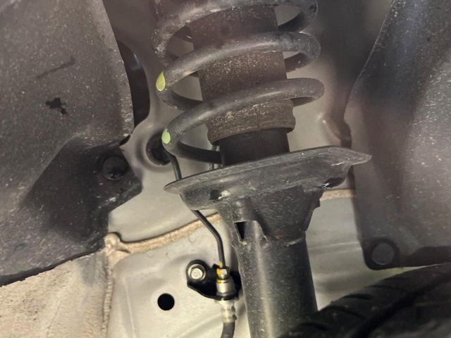 お車を安心してお乗りいただく為には、足回りの定期点検が欠かせません。サービスサポート（有償保証）では無料点検もご提供しており、安心のカーライフをお過ごしいただけるサポート体制が整っています。