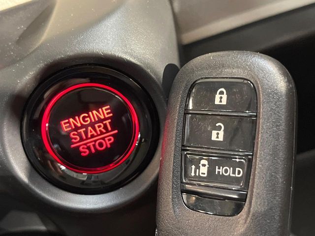 【Hondaスマートキー】カバンやポケットに入れたままでもドアの施錠・解錠が可能なスマートキーを装備。エンジンのオン・オフ時もカギを取り出す必要が無いからとっても便利です♪