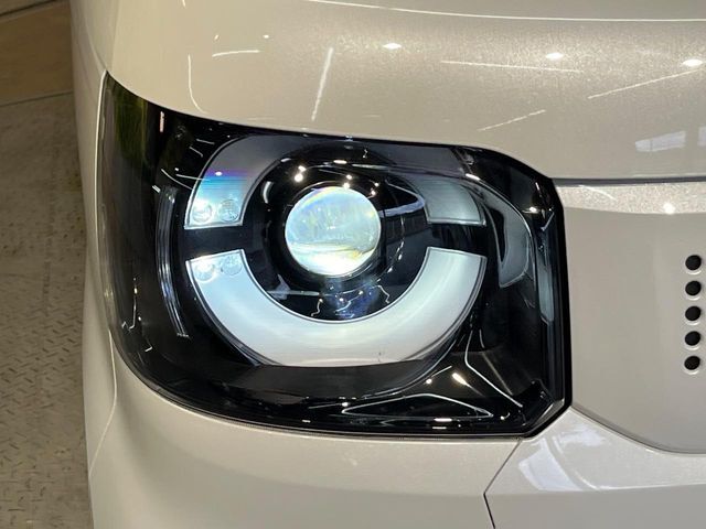 【LEDヘッドライト】悪天候や夜間走行時も良好な視界を確保し安心して運転できる高輝度LEDヘッドライトを装備！点灯速度が早く、消費電力も抑えられています。