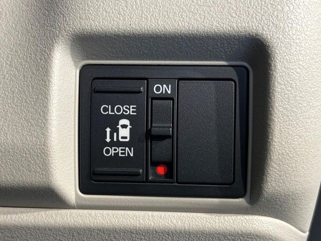 【パワースライドドア】スマートキーや運転席のスイッチでスライドドアの開閉が可能♪電動だから力を入れてドアを開ける必要が無く、小さいお子様でも、重い荷物を持っている時もラクに開け閉めできます♪