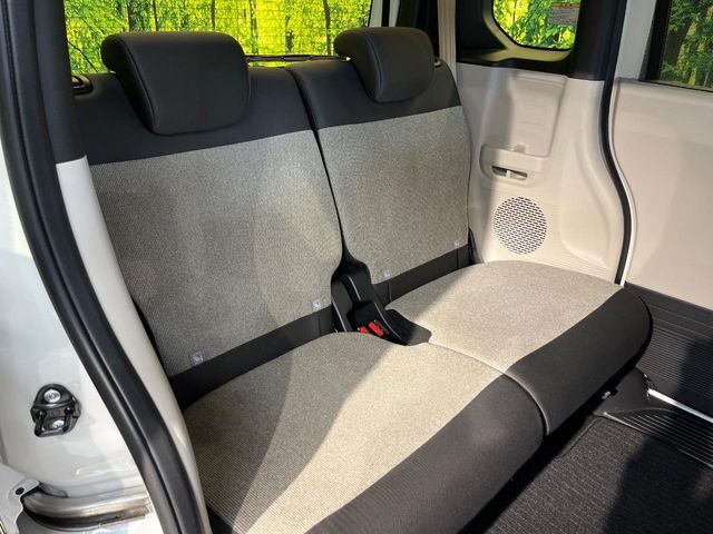 後部座席も気になるようなキズ・汚れやへたり等、大きなダメージはなく、良好な状態です