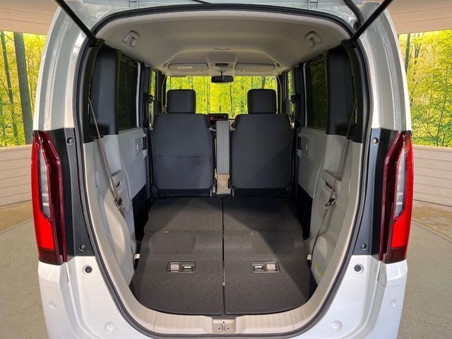 普段のお買い物や通勤、送迎等に十分な荷室スペースを確保しております。セカンドシートを倒すと、大きな荷物の積載も可能です♪