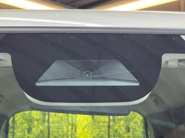 【ホンダセンシング】走行中に前方の車両等を認識し、衝突しそうな時は警報とブレーキで衝突回避と被害軽減をアシスト。より安全にドライブをお楽しみいただけます。