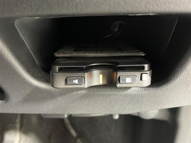 【ETC】有料道路を利用する際に料金所で停止することなく通過できる、ETC車載器（ノンストップ自動料金収受システム機器）が装備されています。セットアップを行うことで利用可能になります。