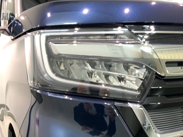 LEDヘッドライトは、点灯の瞬間から最大光量を発揮し、突然暗くなるトンネルなどでの安定感を高めます。