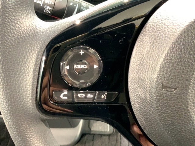 ステアリングにオーディオ操作スイッチが付いています。オーディオ画面に直接タッチしなくても操作が出来ますので、運転に集中できます。