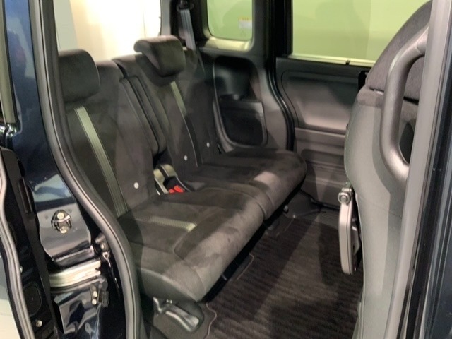 後席も余裕の広さ！ゆったりくつろげます！！