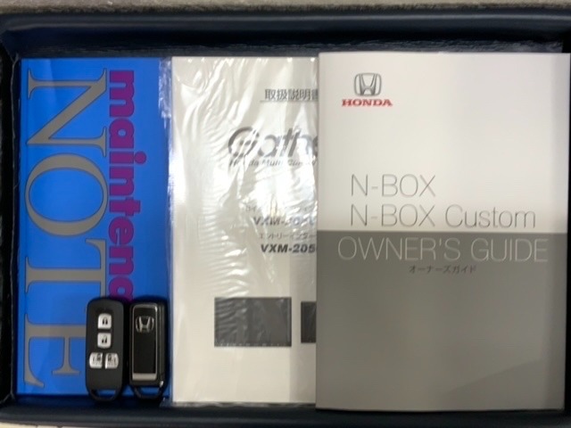 スマートキーは鍵をバッグに入れたままでもドアロックの開閉やエンジンのON・OFFができます。夜間や雨の日も鍵を探さなくて良いので便利です。