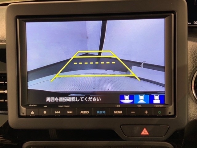 リバースギアに入れるだけで後方の表示へ切り替わります。夜間や雨の日の駐車も楽になりますよ。