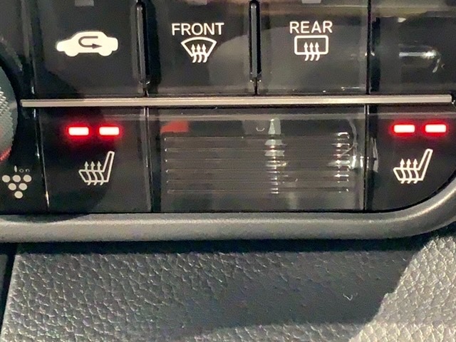 フロント両席にはシートヒーターが付いています！寒い日に便利な装備ですね。