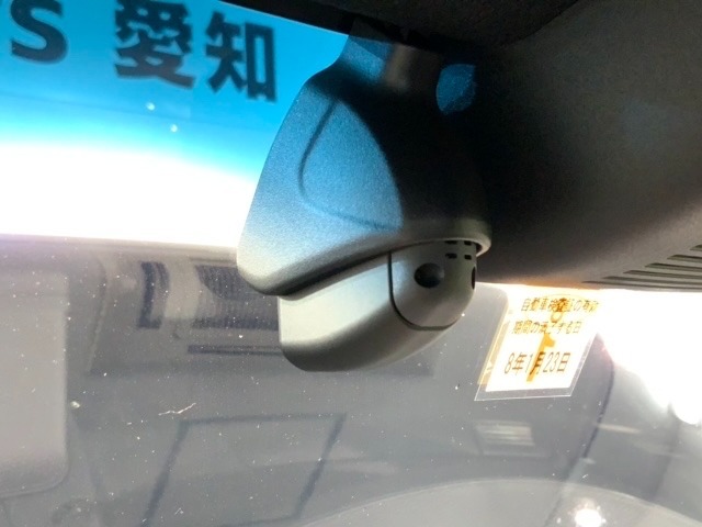 万が一の事故のときもドライブレコーダーがあると安心です。ご利用になる場合は個人情報保護の観点より新品の対応SDカードをお求め下さい。
