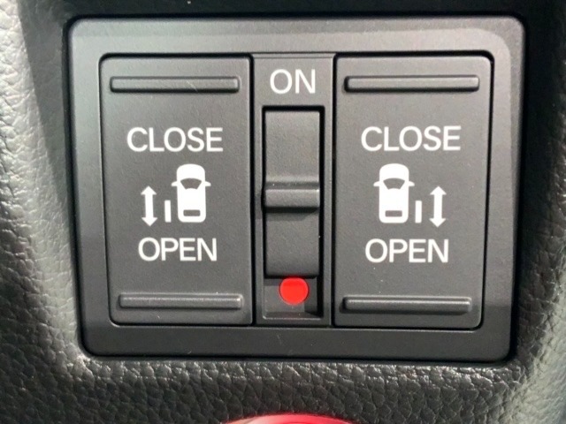 左右両側パワースライドドアが付いています。ワンタッチで簡単にお子様でも、お年寄りの方でも、開閉できますからとても便利です。キーレスや車内スイッチでも自動でドアの開閉ができます。