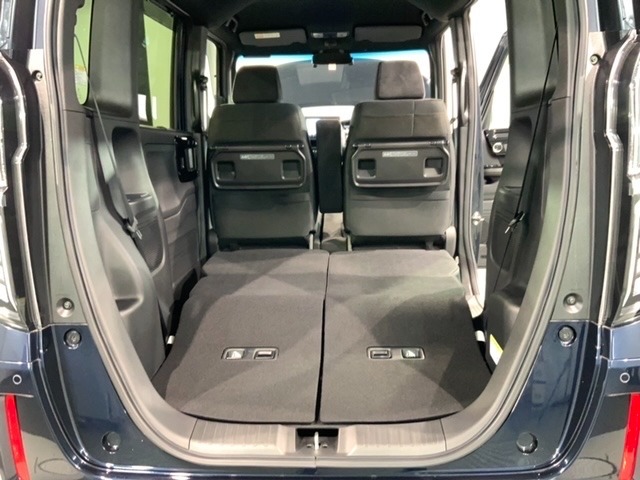 リアシートを倒すと、ラゲッジスペースを広くお使いいただけます！