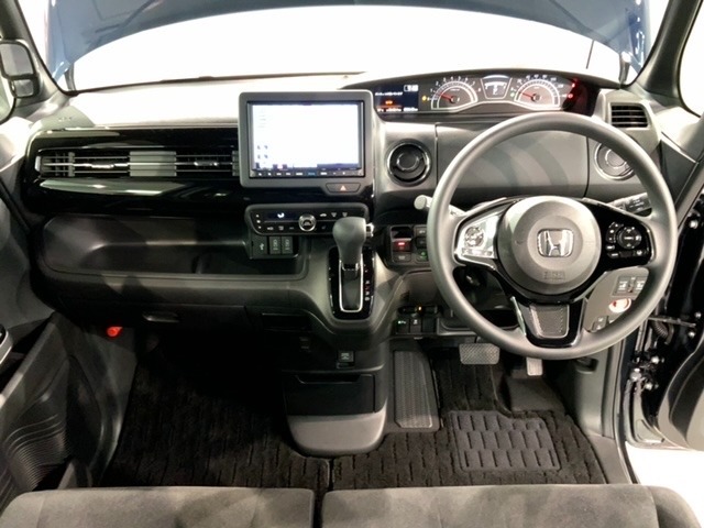 使いやすいレイアウトのダッシュボード周辺です。オートエアコンや小物入れなど嬉しい装備が満載です。