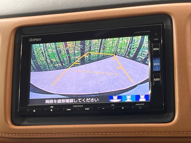 【バックカメラ】駐車時に後方がリアルタイム映像で確認できます。大型商業施設や立体駐車場での駐車時や、夜間のバック時に大活躍！運転スキルに関わらず、今や必須となった装備のひとつです！