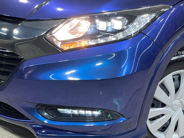 【LEDヘッドライト】悪天候や夜間走行時も良好な視界を確保し安心して運転できる高輝度LEDヘッドライトを装備！点灯速度が早く、消費電力も抑えられています。