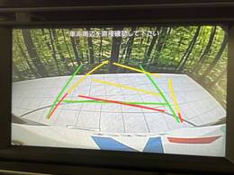【バックカメラ】駐車時に後方がリアルタイム映像で確認できます。大型商業施設や立体駐車場での駐車時や、夜間のバック時に大活躍！運転スキルに関わらず、今や必須となった装備のひとつです！