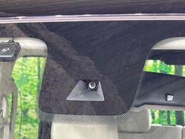 【インテリジェントエマージェンシーブレーキ】フロントカメラで前方の車両や歩行者を検知。衝突しそうな時は衝突被害軽減ブレーキが作動、衝突回避をサポート。より安全にドライブをお楽しみいただけます。