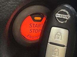 【インテリジェントキー】カバンやポケットに入れたままでもドアの施錠・解錠が可能なスマートキーを装備。エンジンのオン・オフ時もカギを取り出す必要が無いからとっても便利です♪