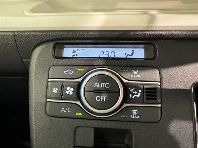 オートエアコン付きなので一度、気温を設定すれば自動的に過ごし易い温度に調整してくれますよ。　車内をいつでも快適空間にしてくれます。