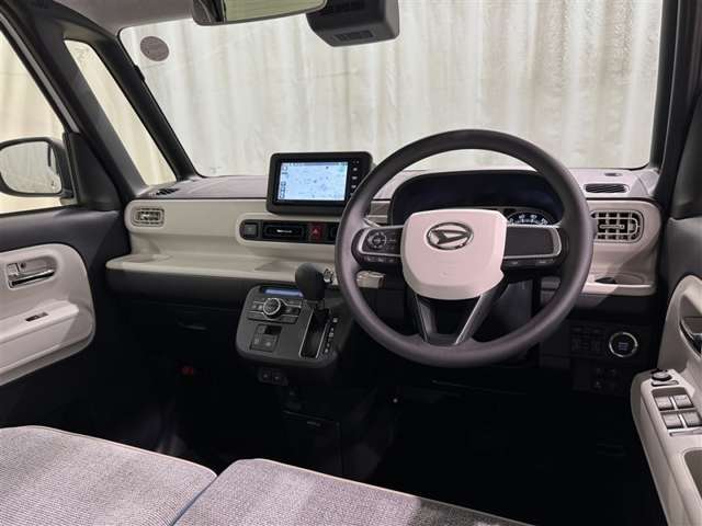 運転席まわりです。　各操作スイッチは使いやすい位置に配置されてます。